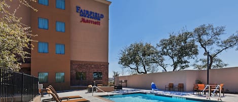 Alberca al aire libre, acceso de 09:00 a 20:00, y camastros