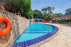 Piscine extérieure, chaises longues