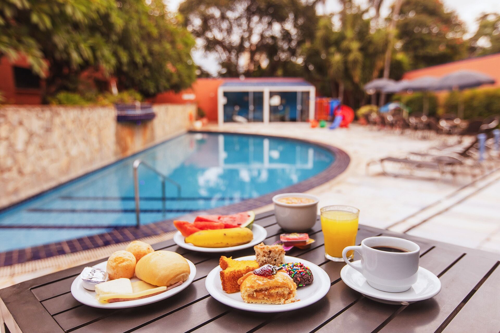 Piscine extérieure, chaises longues