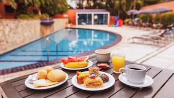 Piscine extérieure, chaises longues