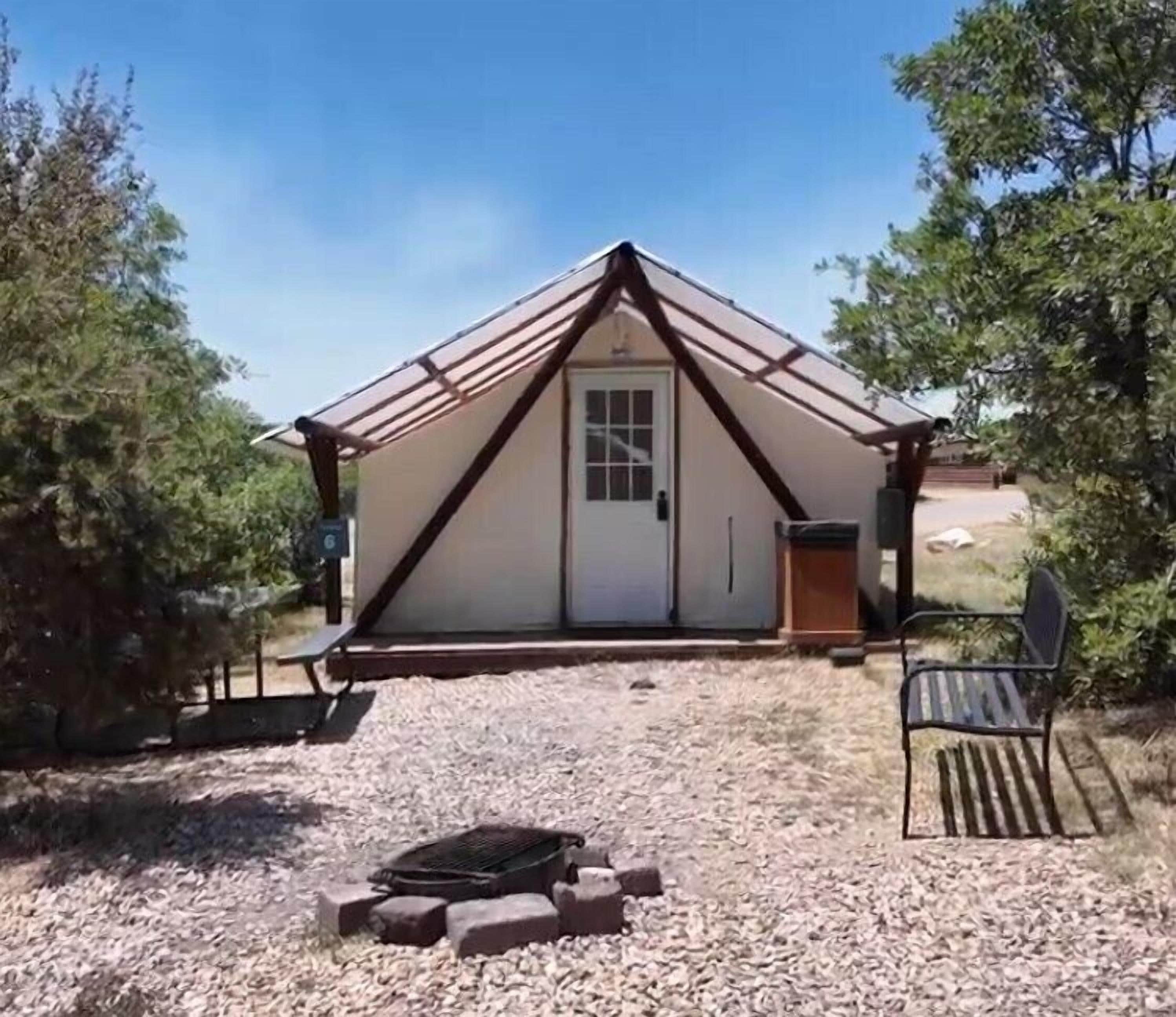 Tenda de campanya, diversos llits | Wifi gratuïta i roba de llit 