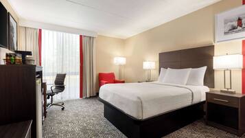 Surmatelas, bureau, rideaux occultants, fer et planche Ă repasser