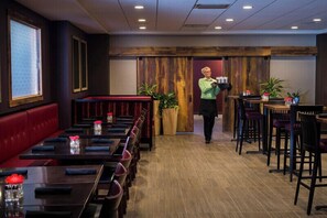 Breakfast, lunch and dinner served - Hotel Marshfield, BW Premier Collection (Marshfield)