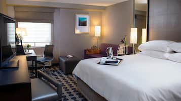 Executive Room, 1 King Bed, Non Smoking, Refrigerator (with Sofabed) | Pillowtop beds, minibar, desk, iron/ironing board