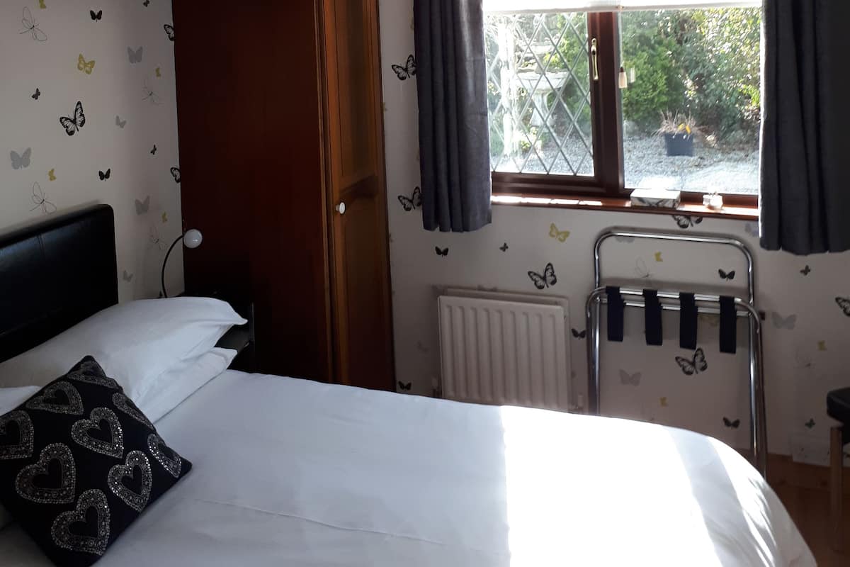 Tweepersoonskamer, en-suite badkamer, uitzicht op tuin | Een strijkplank/strijkijzer, gratis wifi, beddengoed