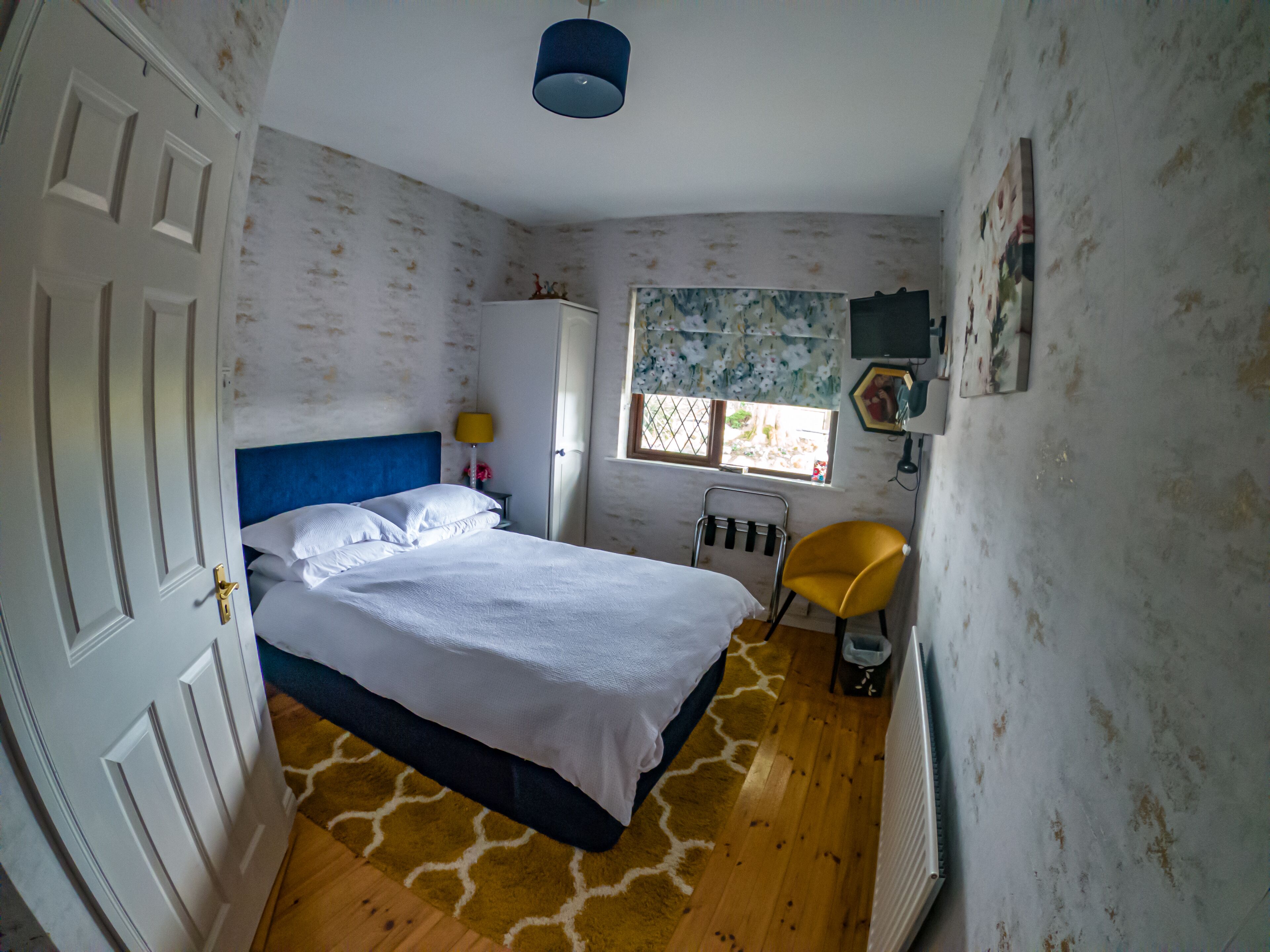 Habitación doble, baño en la habitación, vista al jardín | Tabla de planchar con plancha, wifi gratis y ropa de cama 