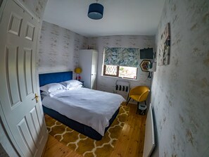 Tabla de planchar con plancha, wifi gratis y ropa de cama