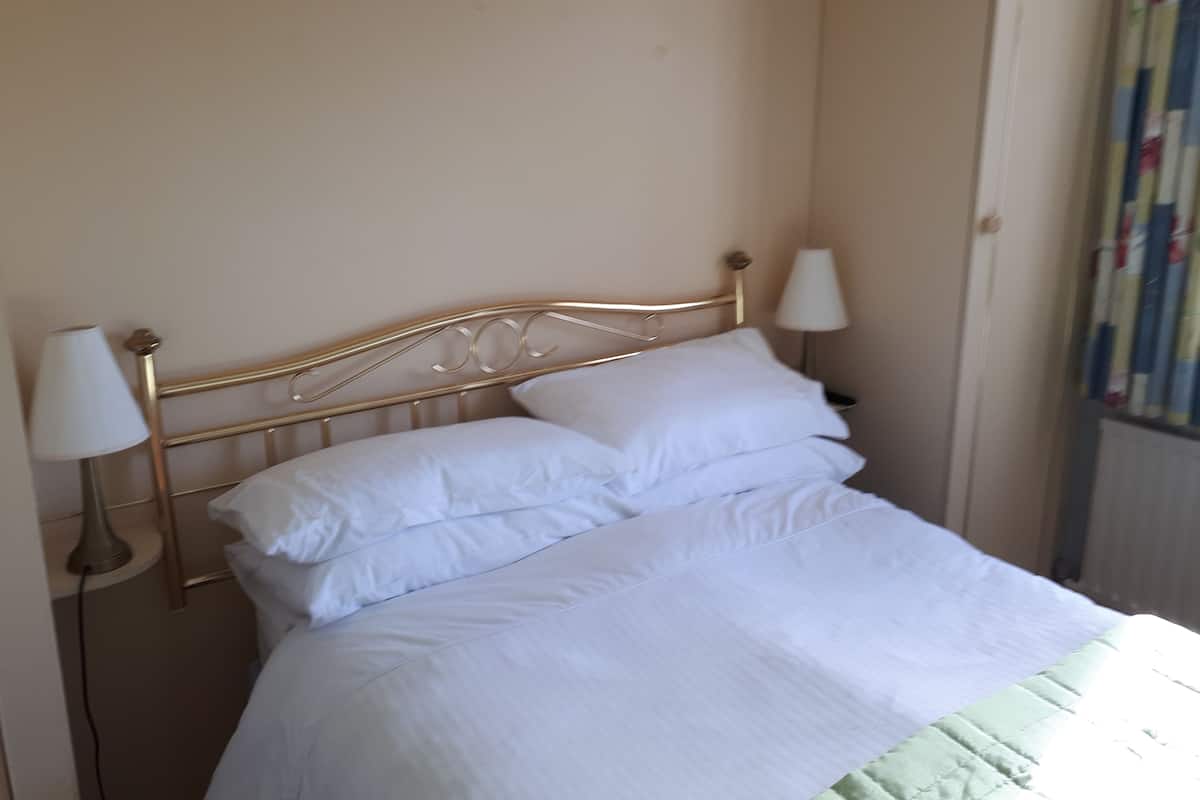 Standaard eenpersoonskamer | Een strijkplank/strijkijzer, gratis wifi, beddengoed