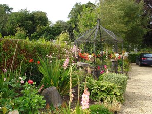 Property grounds - The Yellow House B&B (Navan)