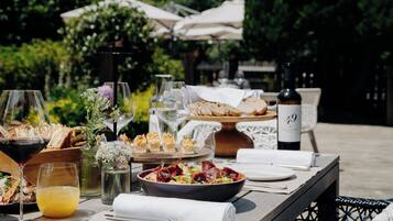 Frühstück, Mittagessen, Abendessen und Brunch werden serviert