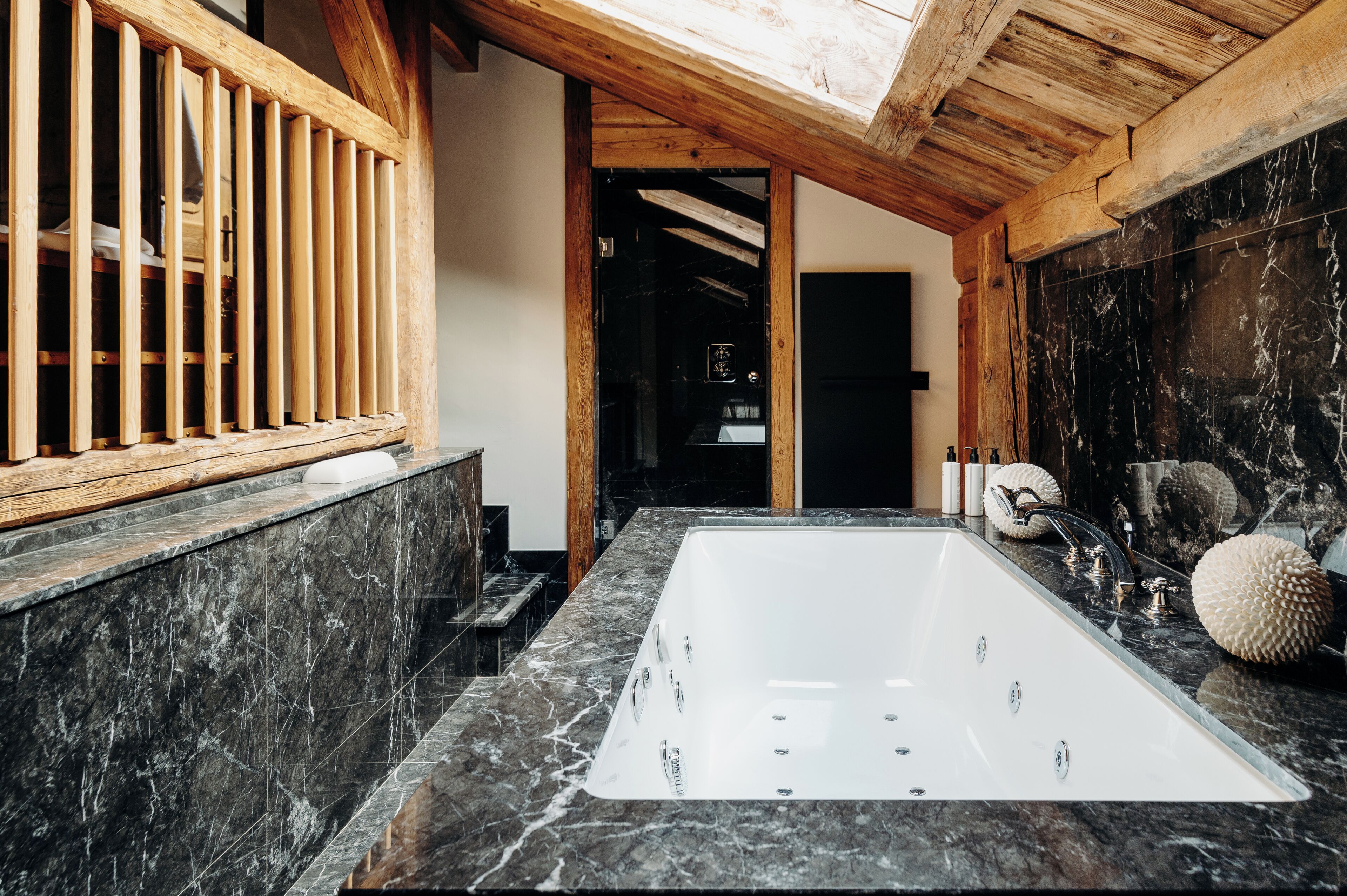 suite 3 chambres noémie avec 1 lit king-size | bathroom | separate bathtub and shower, designer toiletries, hair dryer, bathrobes