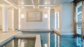 Piscina interna, piscina externa, funciona das 8h às 20h, guarda-sóis