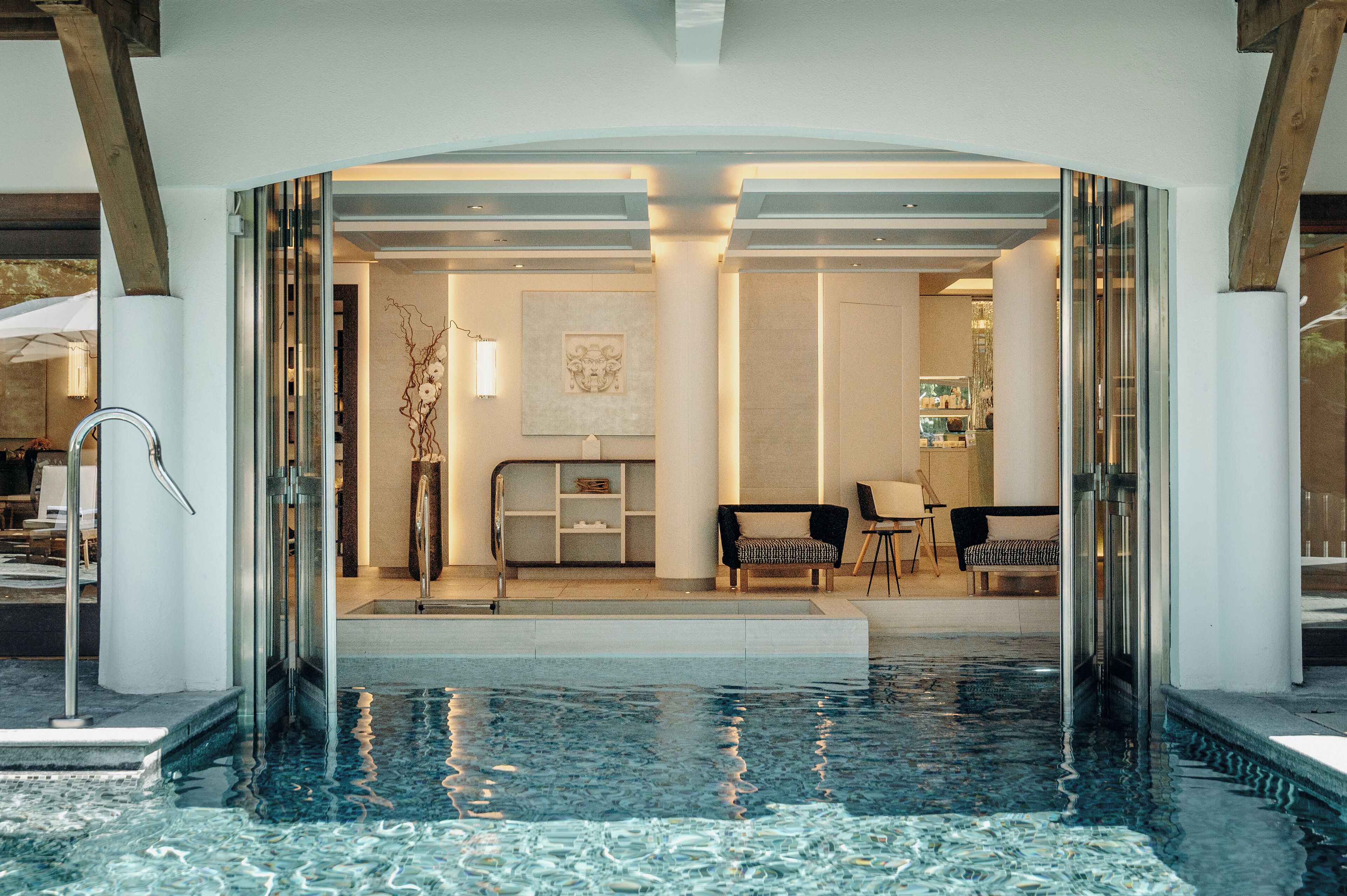 실내 수영장, 야외 수영장, 08:00 ~ 20:00 오픈, 수영장 파라솔, 일광욕 의자