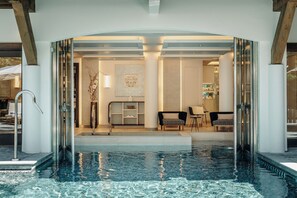 Innenpool, Außenpool, Sonnenschirme, Liegestühle