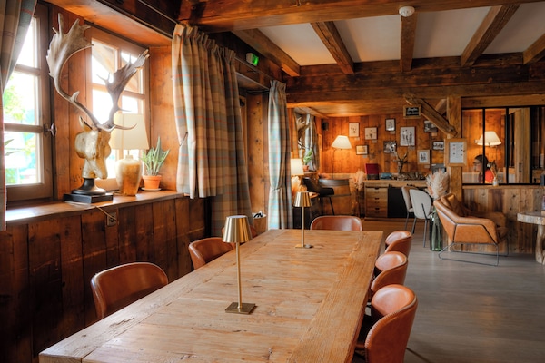 0-tums platt-tv med satellitkanaler, tv och böcker