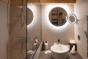 The Bees - n°27 | Bathroom | Free toiletries, hair dryer, bathrobes, slippers - La Ferme du Golf (Megeve)