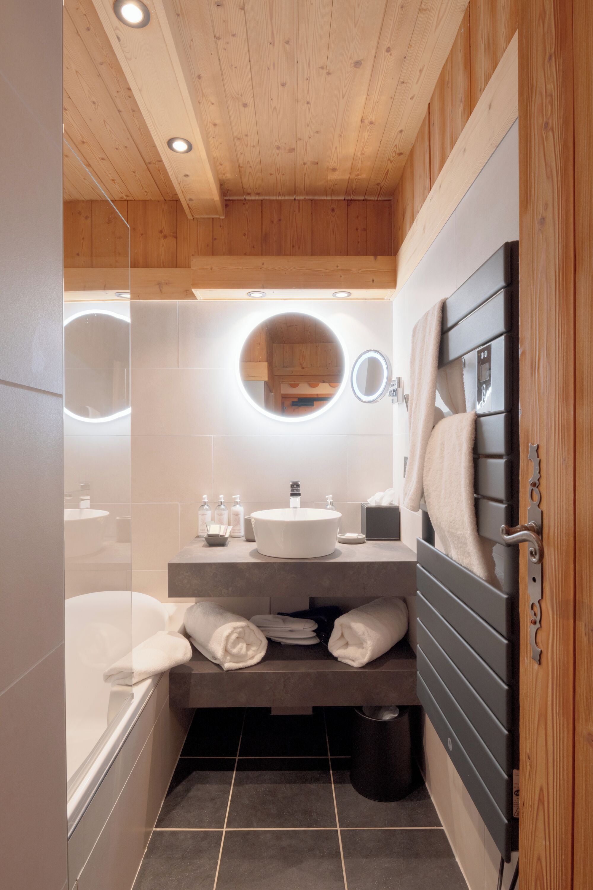 l'art et le vin - n°8 | bathroom | free toiletries, hair dryer, bathrobes, slippers