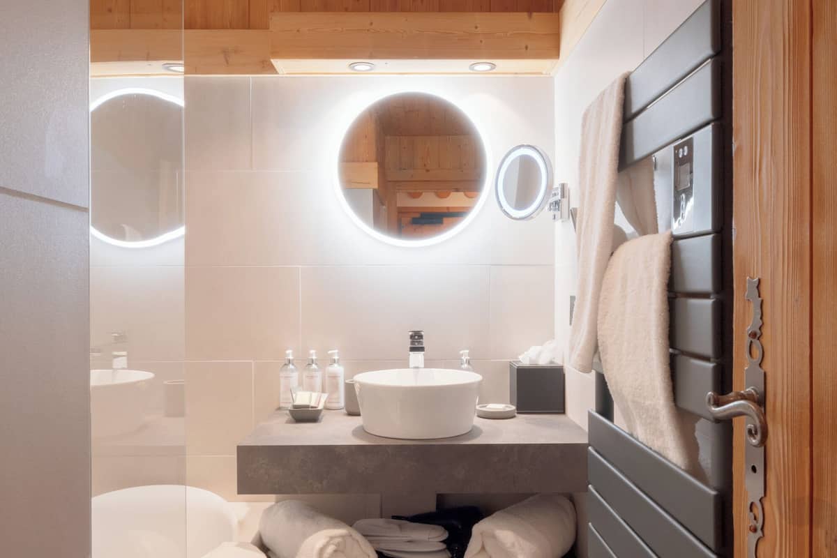 l'art et le vin - n°8 | bathroom | free toiletries, hair dryer, bathrobes, slippers