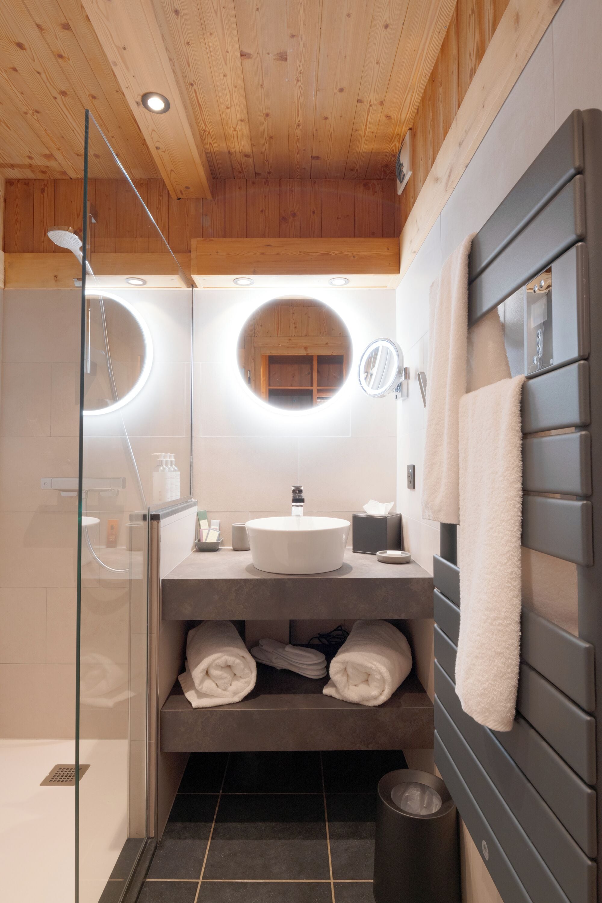 le règne animal - n°10 | bathroom | free toiletries, hair dryer, bathrobes, slippers