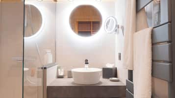 Le Règne Animal - n°10 | Bathroom | Free toiletries, hair dryer, bathrobes, slippers