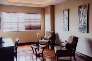 In-room safe, desk, free WiFi, bed sheets - Dunn Inn (San José)