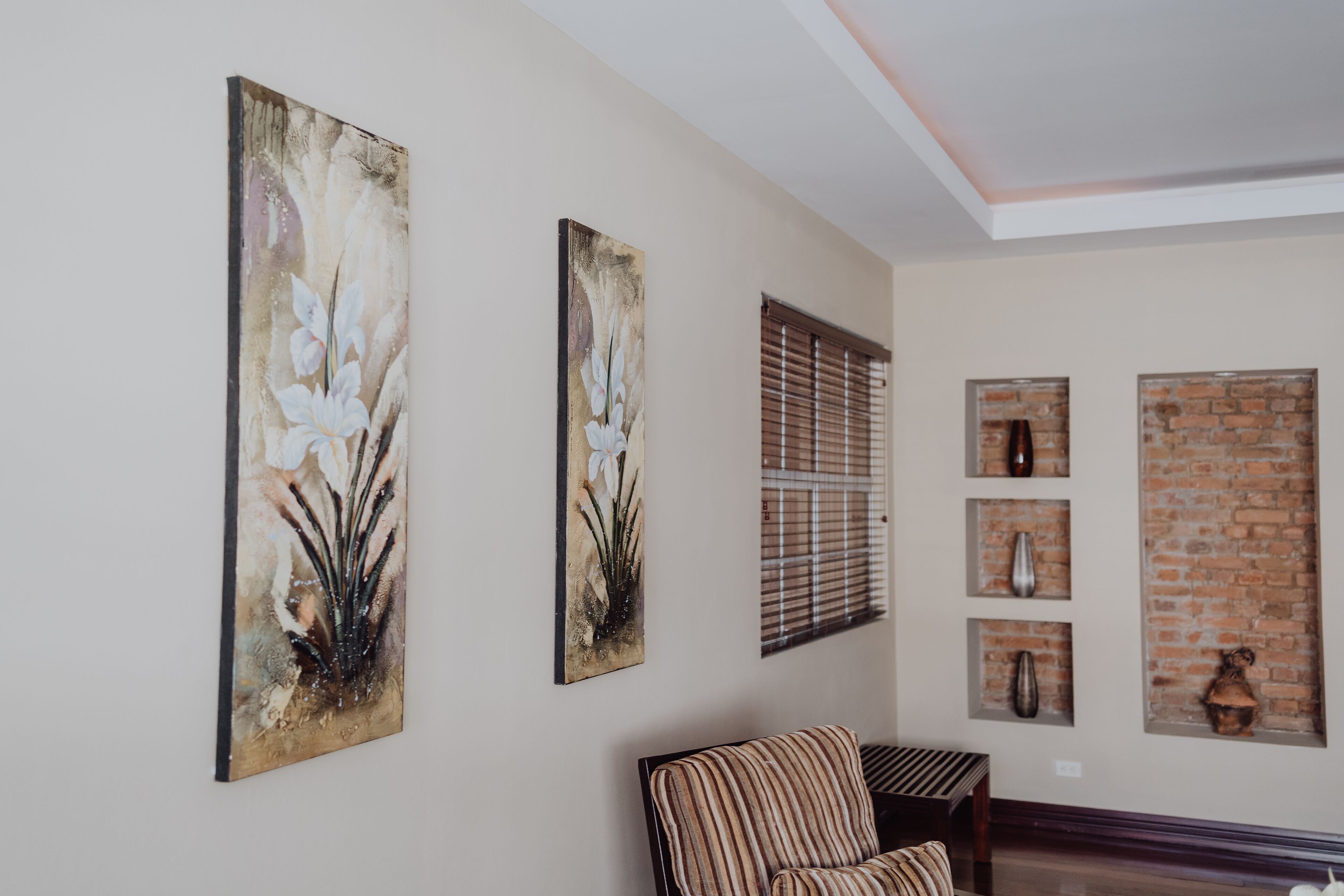 suite, 1 king bed | living area