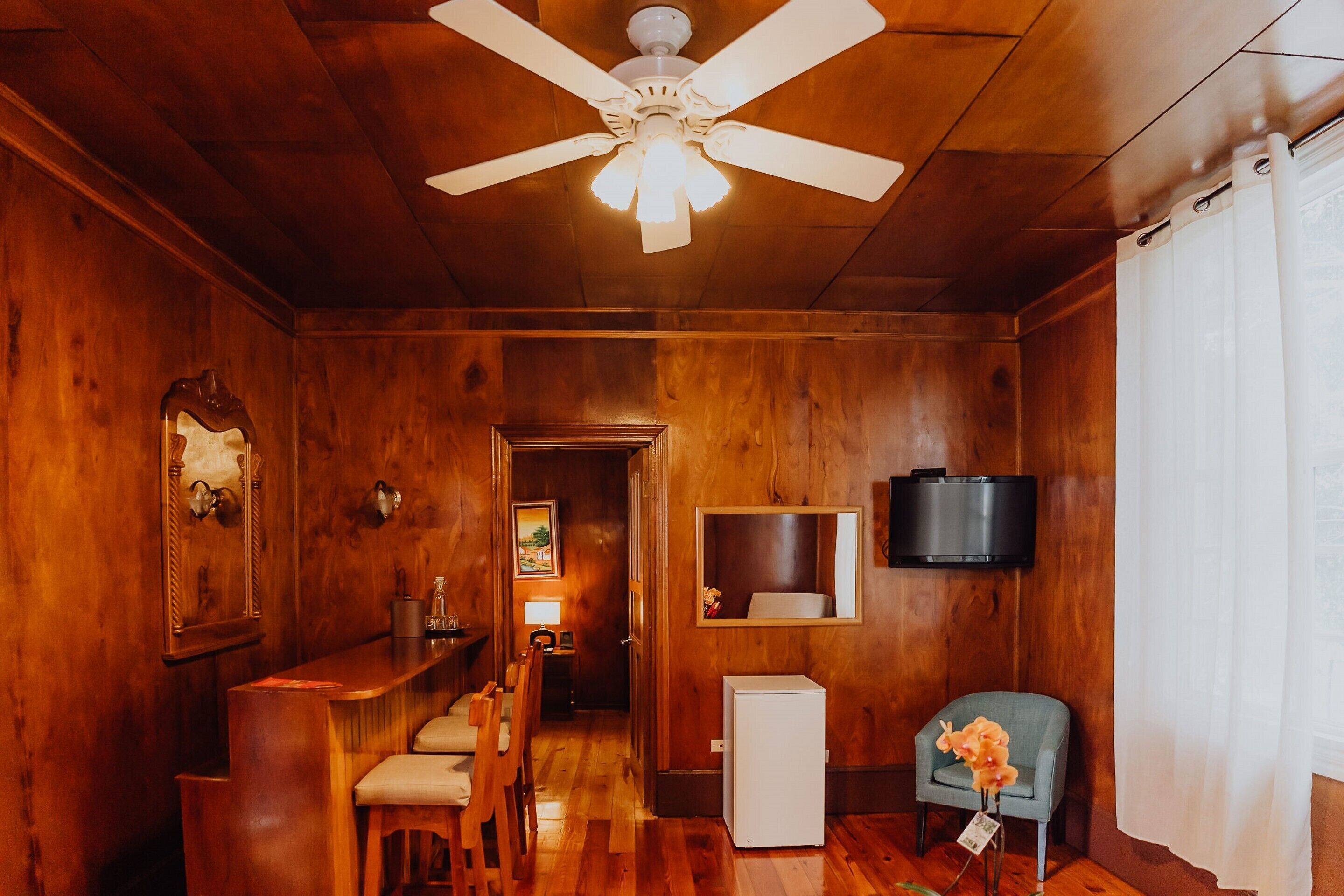 suite, 1 king bed | living area