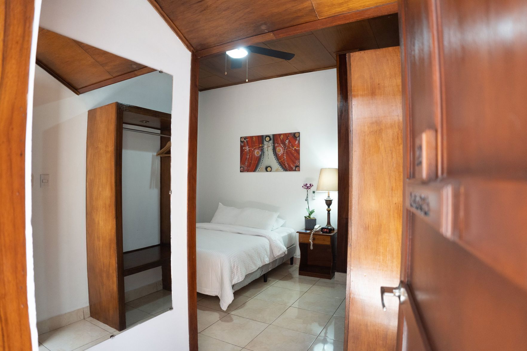 客房内保险箱、办公桌、免费 WiFi、床单