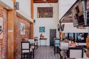 Breakfast, lunch and dinner served - Dunn Inn (San José)