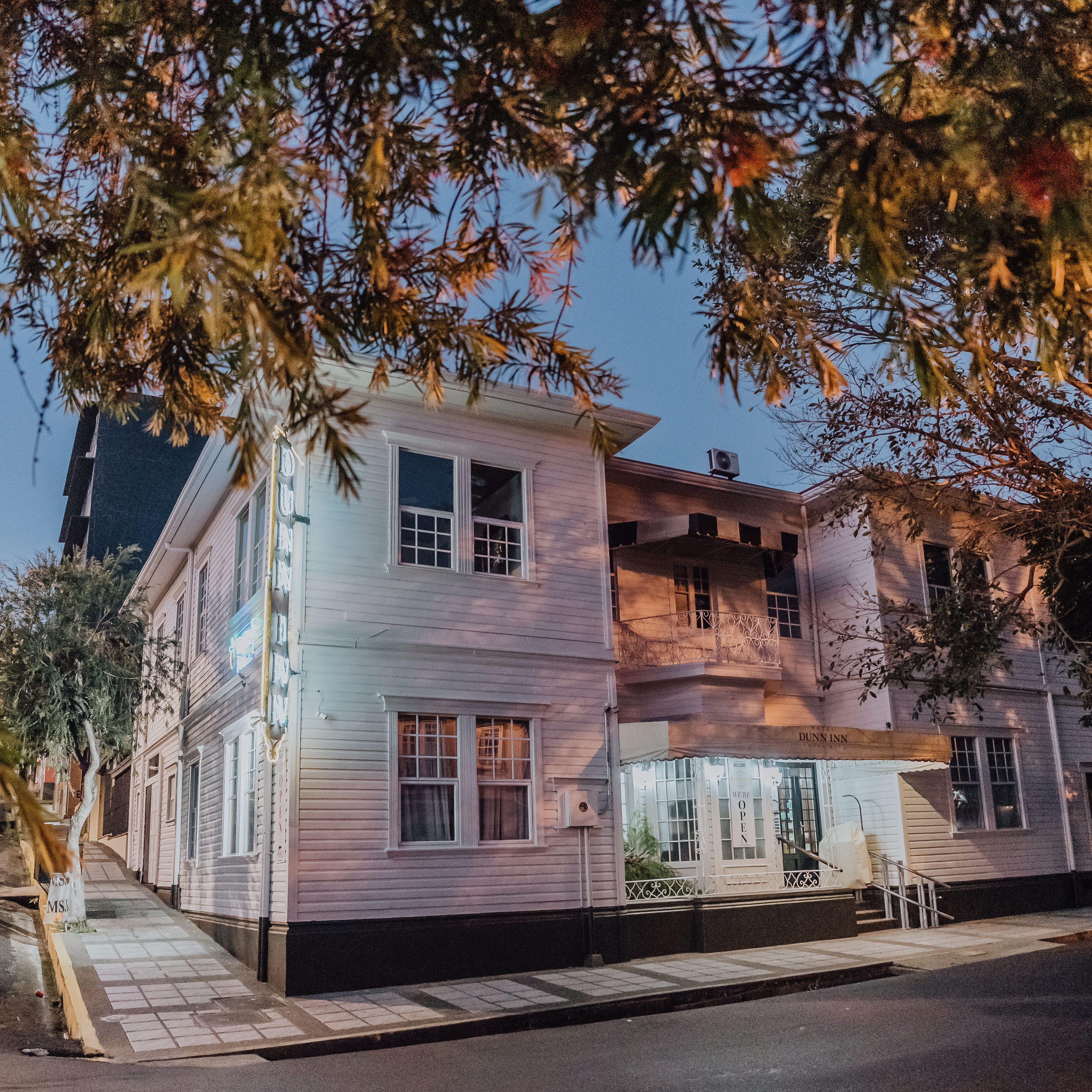 Vista frontal de la propiedad