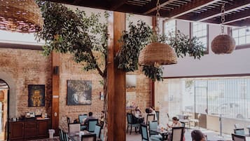 Sarapan, makan tengah hari dan makan malam dihidangkan