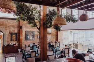 供应早餐、午餐和晚餐