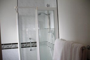 Chuveiro, produtos de toalete grátis, secador de cabelo 