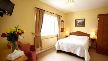 Escritorio, tabla de planchar con plancha y wifi gratis