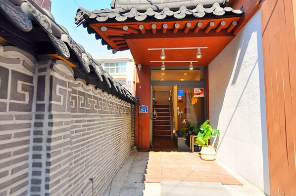 숙박 시설 입구