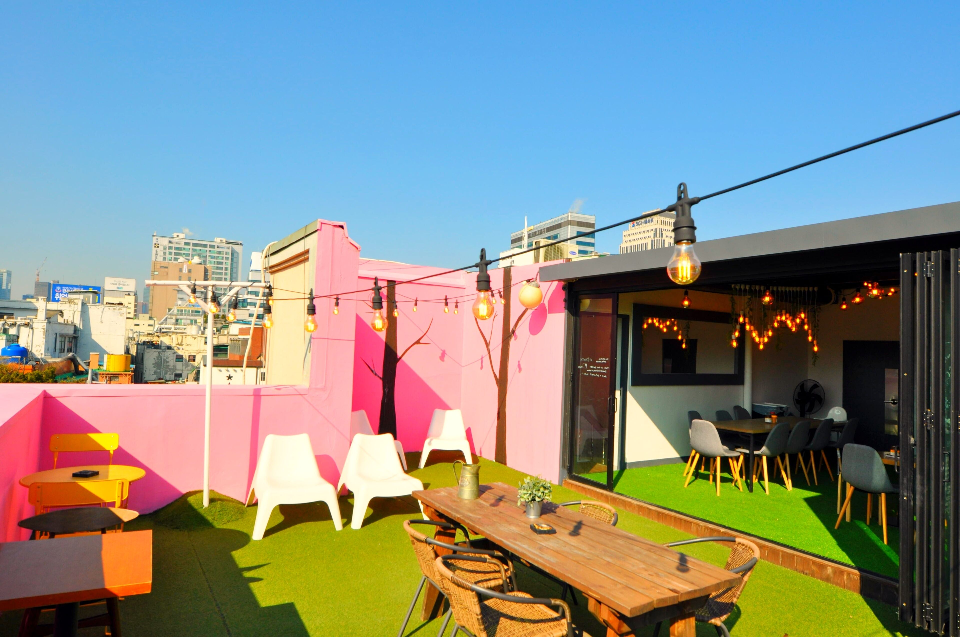 Une terrasse sur le toit aménagée avec un espace repas, des chaises et une table.