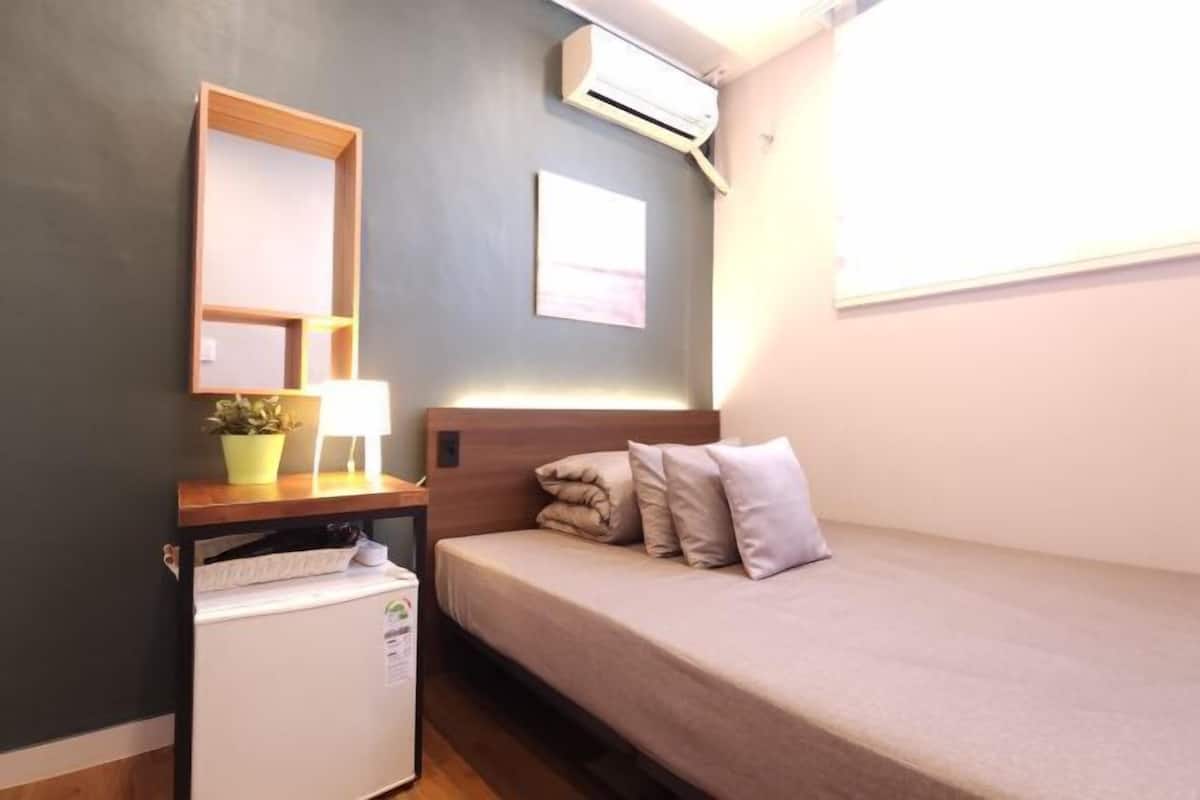 Edredons de pluma, camas Select Comfort, escrivaninha, cortinas blackout