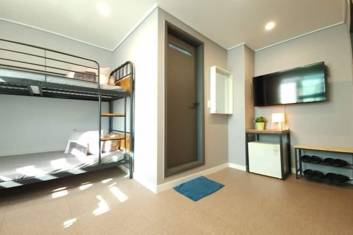 Edredons de pluma, camas Select Comfort, escrivaninha, cortinas blackout