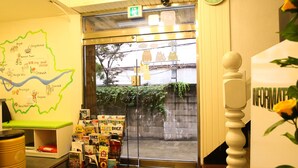 Un hall d’entrée avec une carte, un comptoir d’accueil et une horloge au mur.