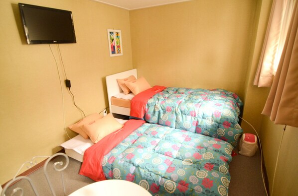 Zweibettzimmer | Allergikerbettwaren, Daunenbettdecken, Zimmersafe, Verdunkelungsvorhänge