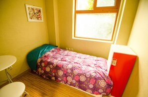 シングルルーム | 遮光カーテン、WiFi (無料)、ベッドシーツ