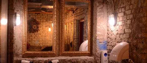 Dusj, toalettartikler (inkludert), hårføner og tøfler