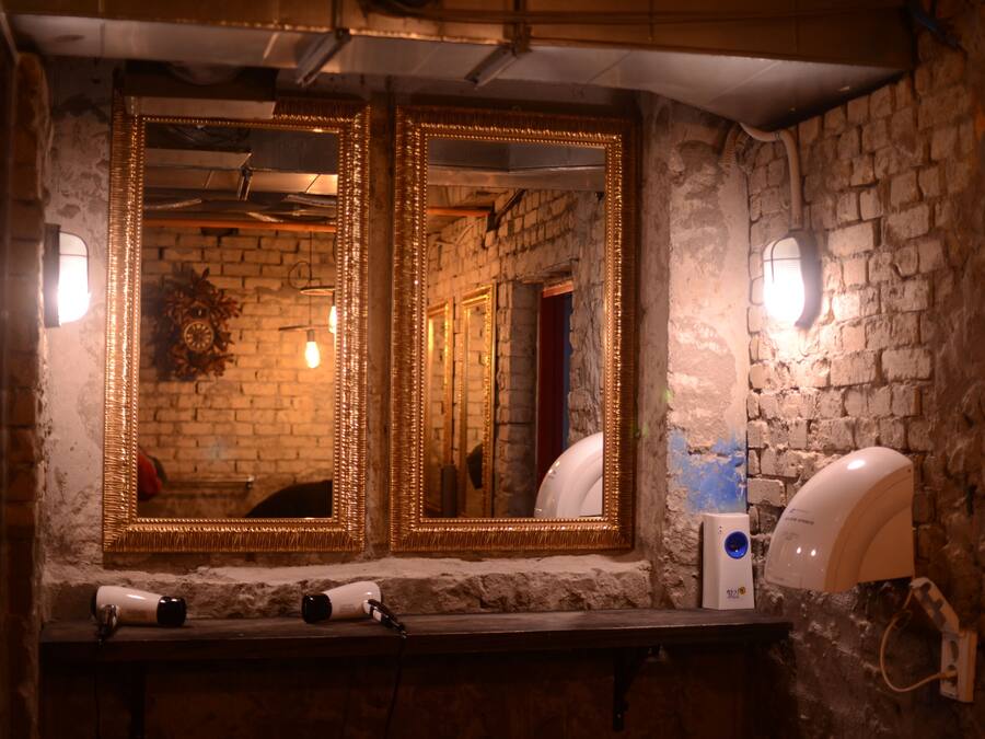 Dusj, toalettartikler (inkludert), hårføner og tøfler