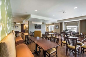 Café da manhã com buffet grÔtis todos os dias