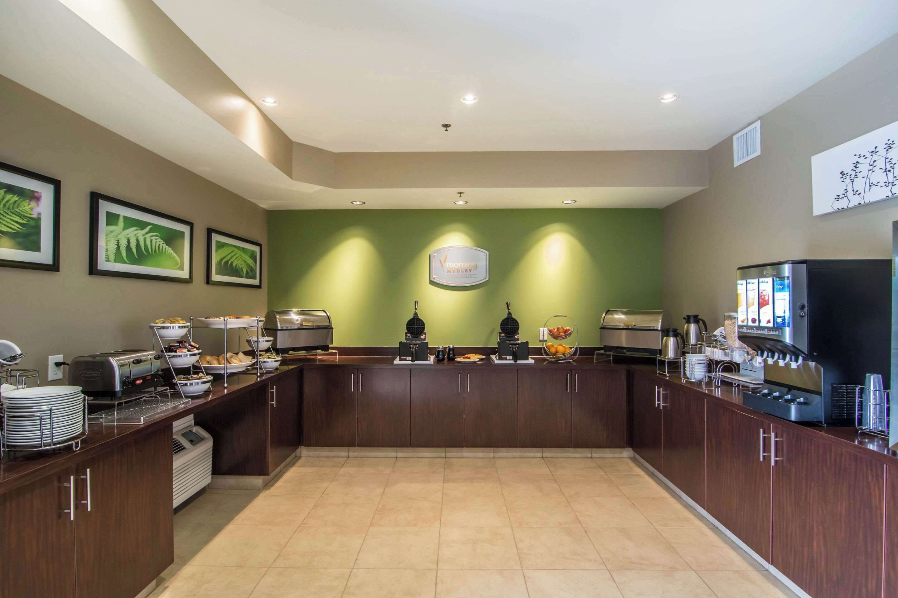 Una cucina moderna con isola centrale, dotata di macchina da caffè, bollitore e tostapane.