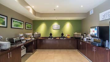 Una cucina moderna con isola centrale, dotata di macchina da caffè, bollitore e tostapane.