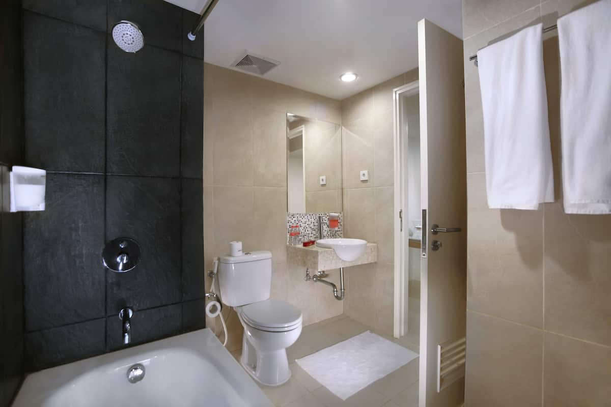 premier room | bathroom | shower, rainfall showerhead, free toiletries, towels