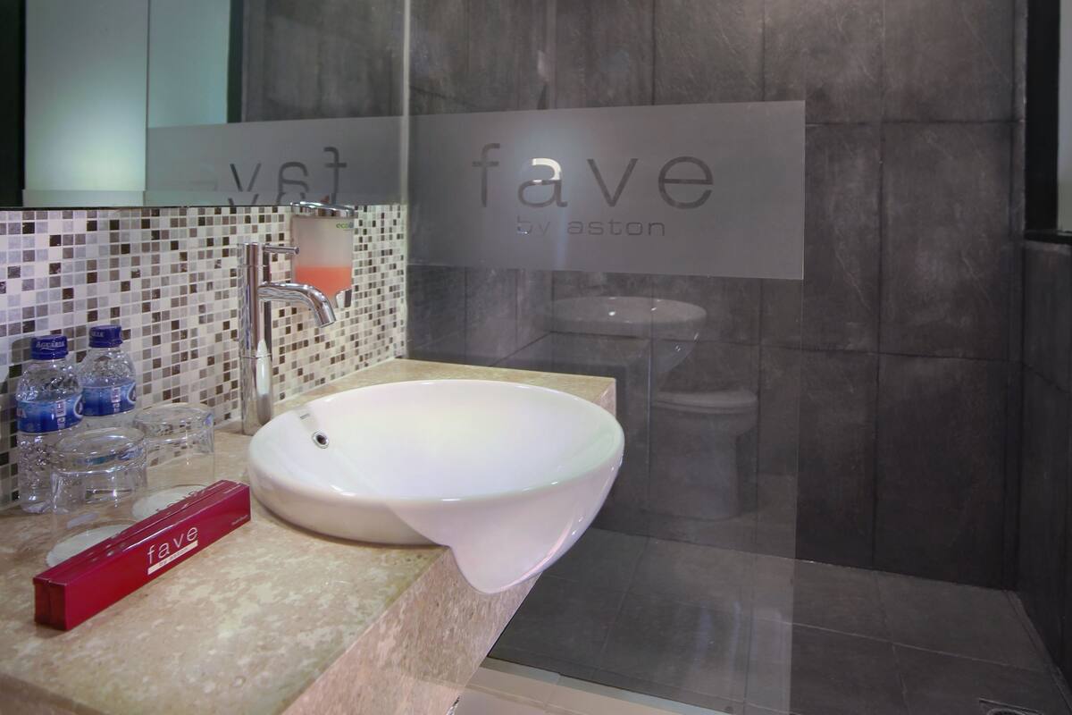 standard room | bathroom | shower, rainfall showerhead, free toiletries, towels