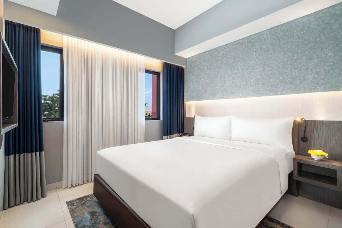 Deluxe Premier | In-room safe, desk, free WiFi, bed sheets