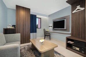 Deluxe Premier | In-room safe, desk, free WiFi, bed sheets - favehotel PGC Cililitan (Jakarta)